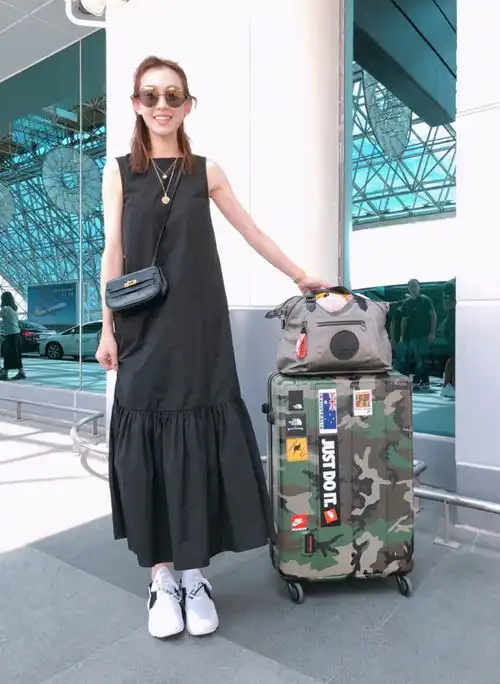 范玮琪夫妇情侣装现身机场支持慈善不遗余力