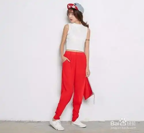 女生红色裤子搭配