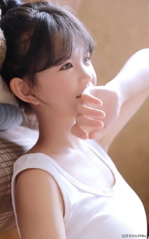 性感美女时尚写真丸子头萌妹子背心短裤笑容甜美,清纯可爱迷人