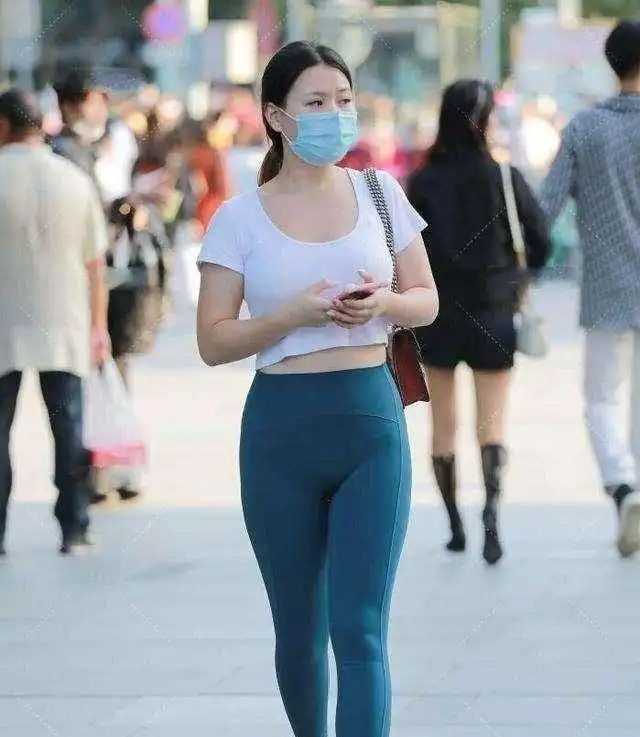 瑜伽裤的紧身穿搭,都市丽人新选择,低调高雅清新可人