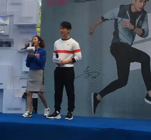 偶遇吴尊出席活动真人帅出天际,和汪东城拍照看着却像是像两代人
