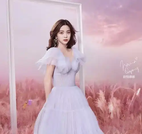 欧阳娜娜终于转变路线,走御姐风撞衫迪丽热巴,两人气质不相上下