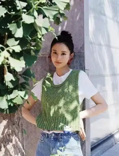 乔欣暗黑女巫风写真,一身泼墨渐变式印花长裙,妩媚带感又动人