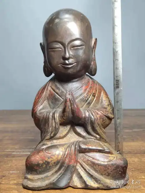 铜胎泥金撒朱砂佛像打坐小沙弥一尊摆件