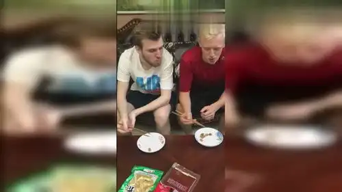 外国人吃中国零食的反应,这表情让人哭笑不得,太逗了