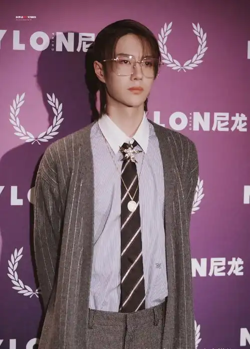 换了发型的王一博被狂赞,偏分刘海配金丝眼镜,又苏又欲好有范儿