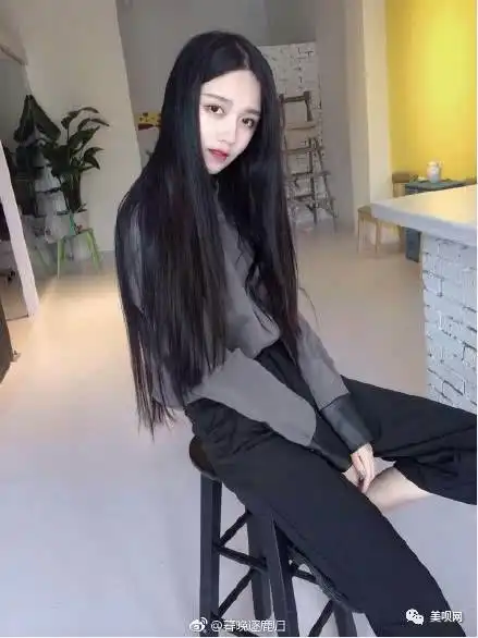 上翘眼高鼻梁暗黑唇,原来禁欲系美女都长这个样
