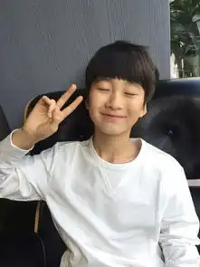 张亮儿子天天转眼变成大男孩嘟嘴比耶愈发帅气