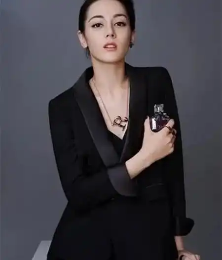 热巴龙须刘海过时了,发型师试试御姐风看到效果后我可以