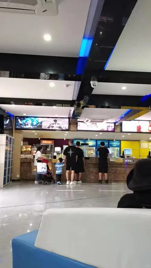 汪峰和章子怡离婚当月,带儿女去大理旅游,醒醒想妈妈表情委屈