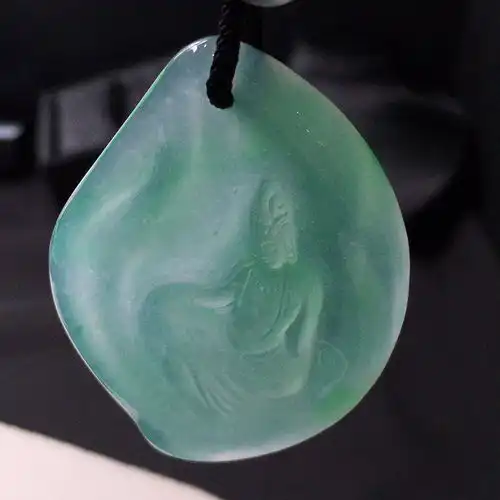 冰种晴水自在观音挂件翡翠