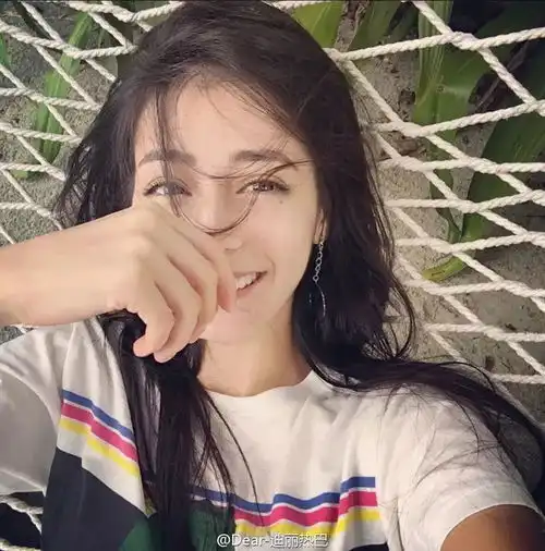 穿西装配小黑裤的仙女热巴,还是那个爱吃酸奶疙瘩的胖迪吗