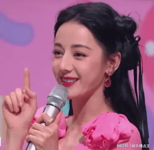 迪丽热巴瘦脱相扎哪吒头穿粉裙装嫩,木偶纹严重被嘲似老太