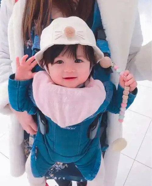 又一表情包女孩长大了曾因超萌纸箱照爆红全网,没想到短短3年后...
