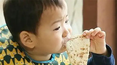 27岁出道37岁获影帝,41岁3胞胎儿子却成最受欢迎表情包