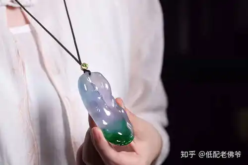 最近很迷这类随形的翡翠,对传统题材都没感觉了