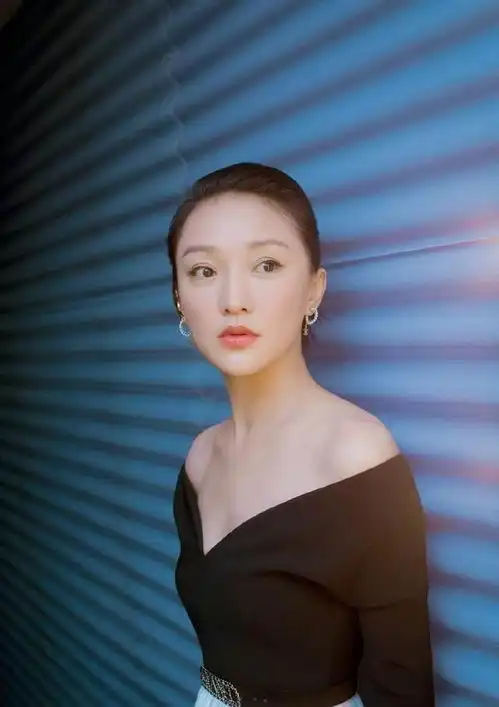 周迅真是气质女神,休闲服饰穿出高级感,素颜气质也抗打