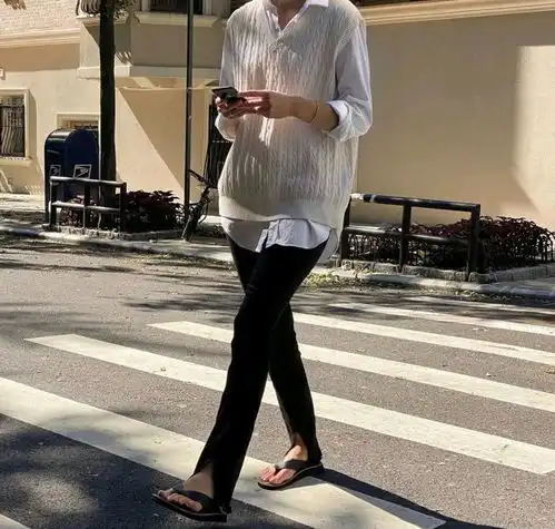 戚薇太会穿,白色上衣配蓝色牛仔衬衫,既俏皮又有东方女性的韵味
