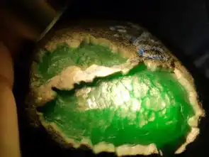 缅甸人赌石靠一把锤子分辨石头的好坏