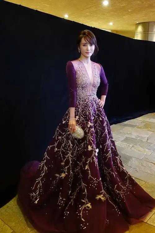 蒋勤勤好身材藏不住穿包臀裙硬是勒成花瓶状,腰臀比太优越