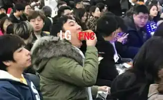 ig夺冠老板王思聪却受冷遇,现场照片更成搞笑表情包,上热搜