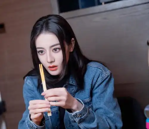 迪丽热巴果然怎么穿都好看无论是富贵风还是日常搭配,都有气质