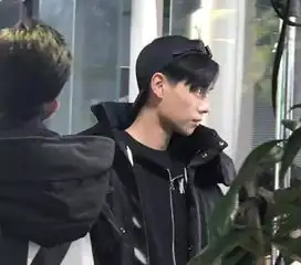 路人镜头下的男星杨洋显黑,蔡徐坤有气场,白敬亭筷子腿抢镜