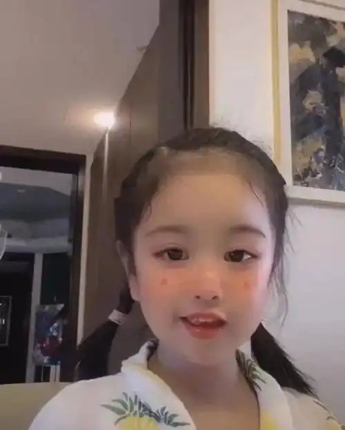 包贝尔5岁女儿大变样,菠萝印花衫搭双马尾,又美又萌星味十足