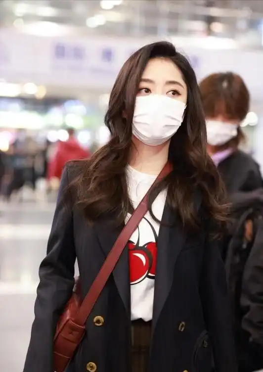 谭松韵换了长卷发像换了个人,穿西装配格纹百褶裙,显高又显瘦