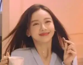 都说吴谨言撞脸baby两人同拍德芙广告的表情,差距大了