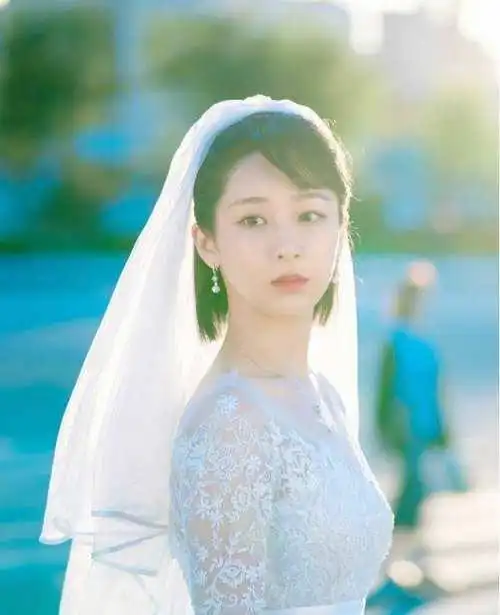 明星拍婚纱照,热巴穿着白色的婚纱,给人的感觉十分的明艳动人