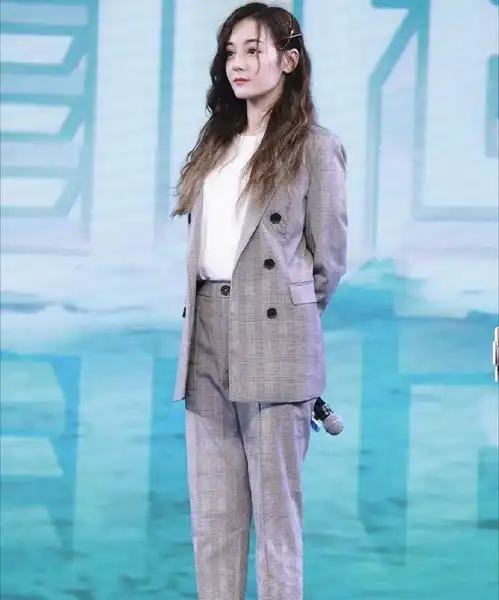 迪丽热巴新剧剧照曝光身穿香槟色西装超显女人味,御姐风太撩人
