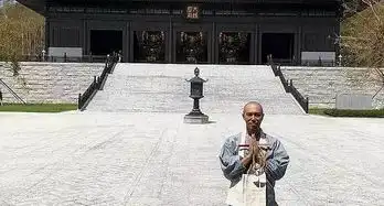 和尚也任性,跑去唱歌引数千万人观看视频,是歌手还是和尚