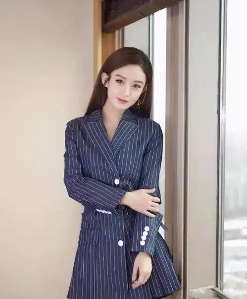 赵丽颖演绎甜美御姐风蓝色西装短a裙细腿是亮点