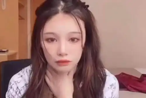 网红罗小猫猫子被曝喝药轻生,网友鼓吹快喝,目前在医院抢救
