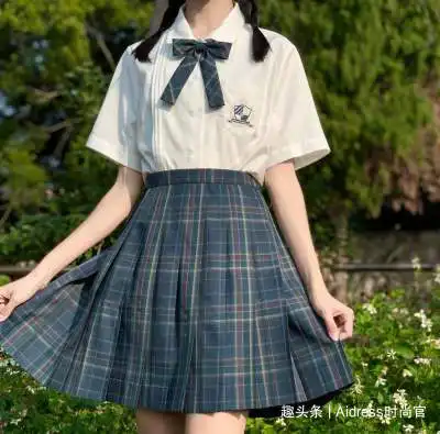 对jk少女来说,20cm和30cm以及过膝袜,穿多少长度的jk袜最显瘦