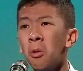 还在用梁逸峰朗诵的鬼畜表情包他已经成了香港中学的中文老师