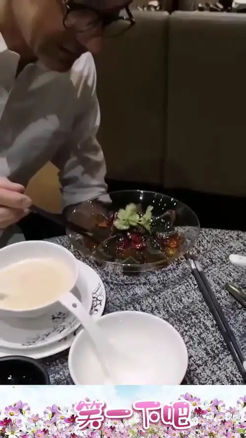 当外国人遇到中国美食皮蛋,闻了一下竟这个表情,都颤抖了
