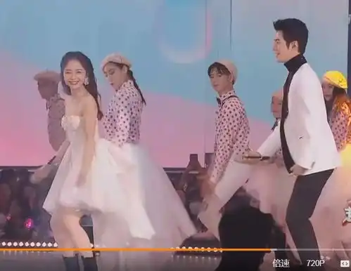 谭松韵跟陈学冬同框合唱,现场来不及修图,松韵这身材很真实