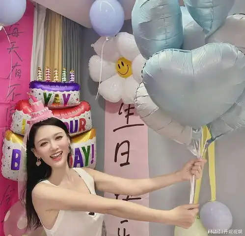 陈乔恩晒45岁生日照,与老公艾伦甜蜜亲吻,甜笑模样似18岁少女