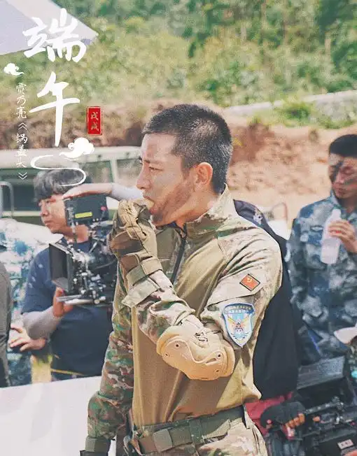 贾乃亮面无表情吃粽子,过节不回家拼命拍戏,让人看了十分心酸