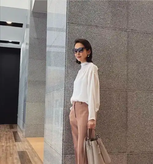 女人过了40岁别乱穿,8套简约的基础款穿搭,舒适大方又提升气质