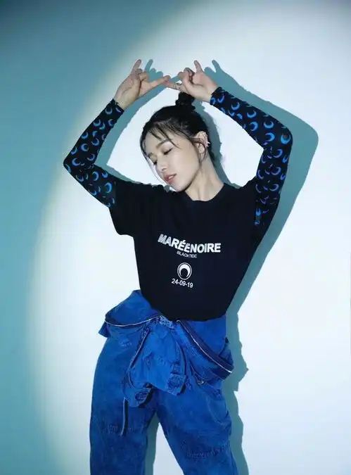 阚清子太时髦了,黑色t恤内搭月亮图案紧身衣,既个性又时尚