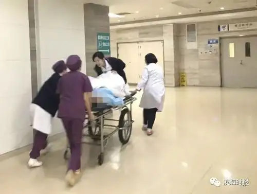 感动滨海第五中心医院上演真实版电视桥段,母婴垂危,医生跪在平车上托举生命纽带