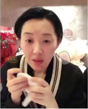 50岁许晴无惧身材变胖,深夜吃炸鸡表情放飞自我