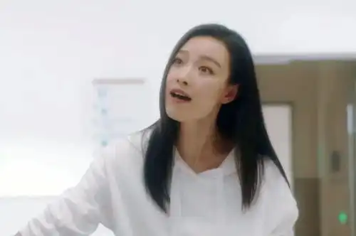 32岁倪妮低调走机场,包裹严实还瑟瑟发抖,和洒脱的朱锁锁反差大