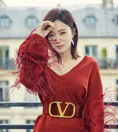 秦岚红色深v羽毛装亮相巴黎看秀,半露香肩美好身材,呼之欲出