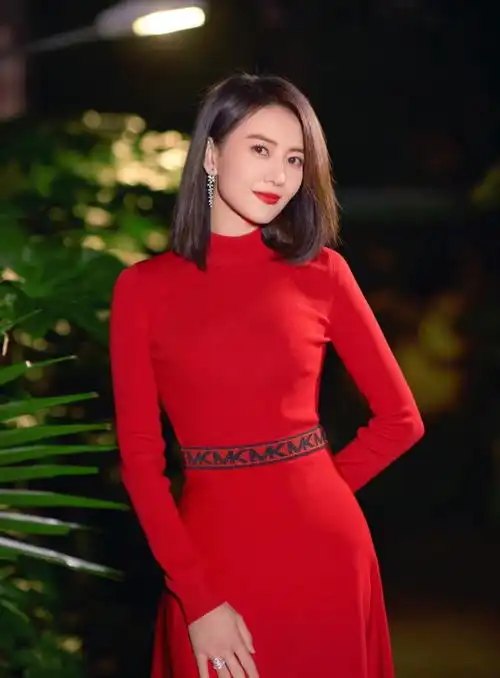 高圆圆新年大变样穿中国红高调出场魅力足,成湖南台春晚大赢家