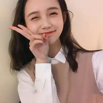 可爱搞怪的女生头像有一部分是剪刀手的